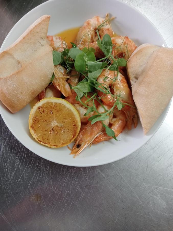 The Kings Arms Inn Stratton  Ngoại thất bức ảnh